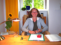 Die Hom&ouml;opathin Claudia Hille in der Praxis 
