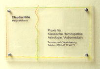 Praxis-Schild am Hauseingang